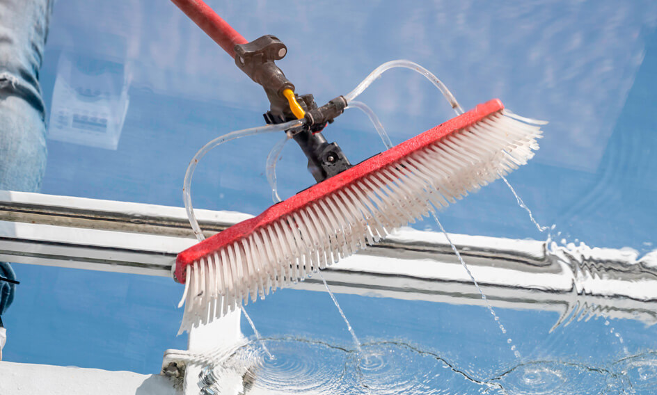 Für die Reinigung der Glas- und Fensterflächen in Ihrem Gebäude nutzen wir das umweltfreundliche Osmoseverfahren.